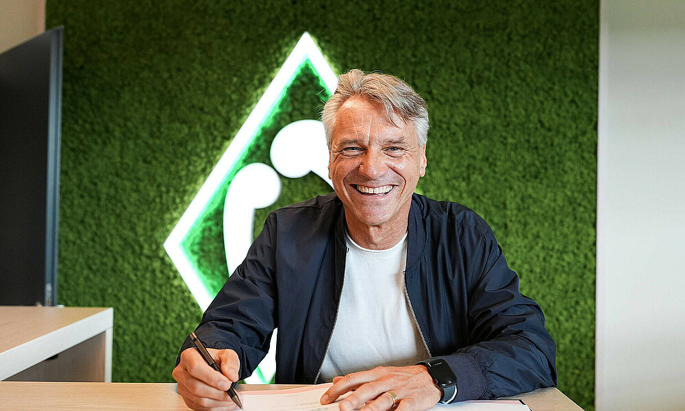 Horst Steffen unterschreibt seinen Vertrag.