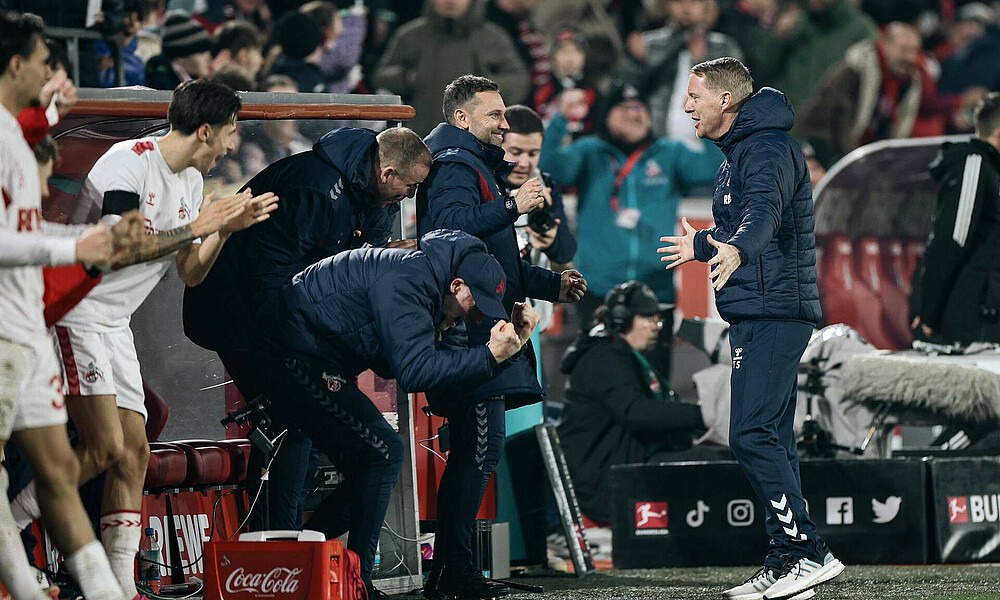 null Timo Schultz jubelt an der Seitenlinie.