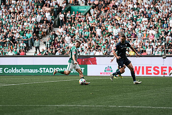 null Romano Schmid will den Ball schießen.