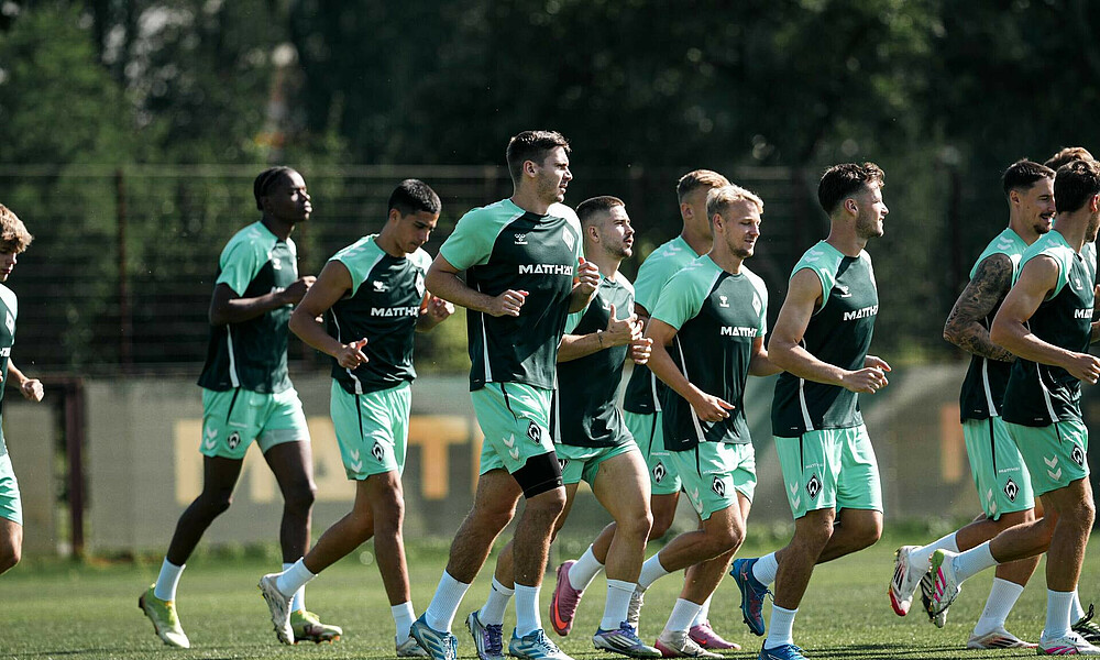 Max Wöber rennt über den Trainingsplatz. 