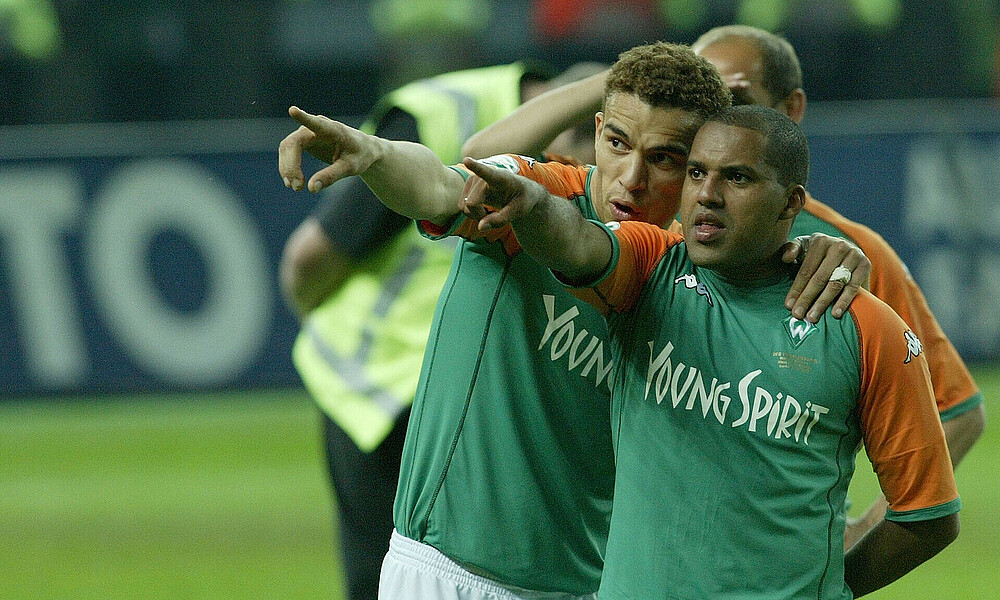 null Valérien Ismaël mit Ailton im Werder-Trikot.