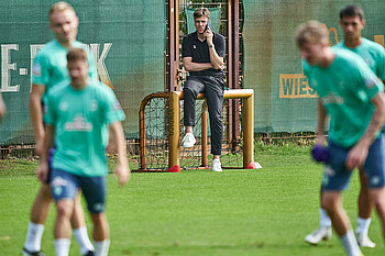 null Clemens Fritz sitzt beim Training auf einem Mini-Tor und telefoniert.