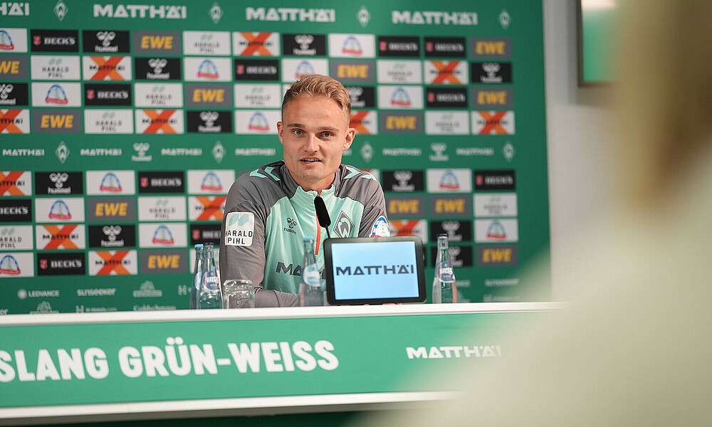 Amos Pieper in der Mixed Zone auf dem Podium im Weserstadion