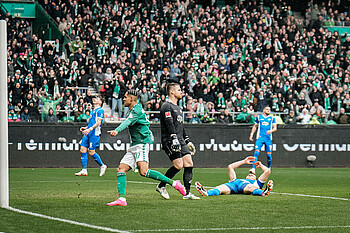 Njinmah jubelt, Darmstädter liegen am Boden. 