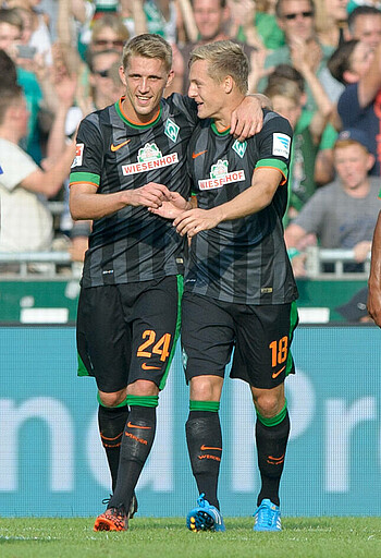 null Nils Petersen hat Felix Kroos im Arm.