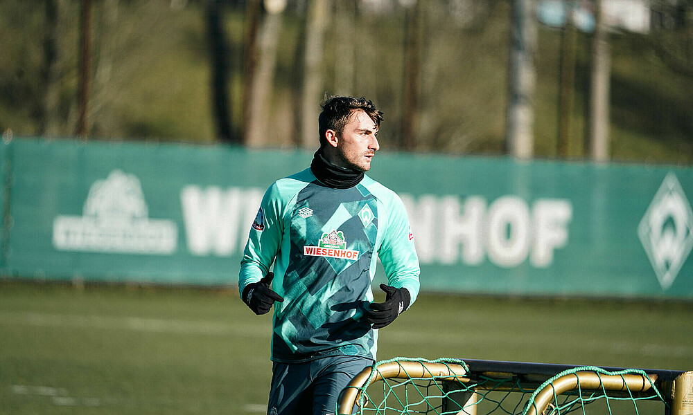 Maximilian Philipp auf dem Trainingsplatz in Werder-Klamotten. 