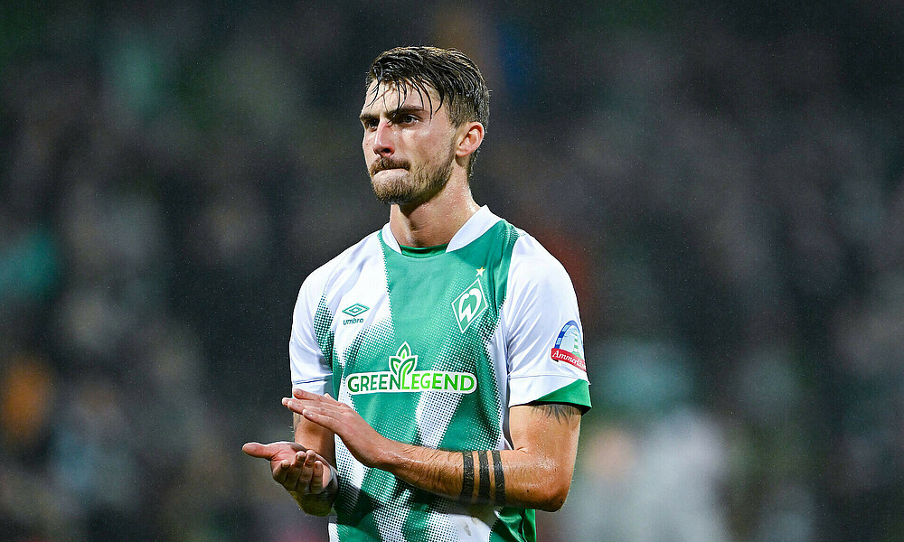 Maximilian Philipp applaudiert im Werder-Trikot.
