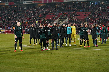  Die Werder-Profis vor der Gästekurve.