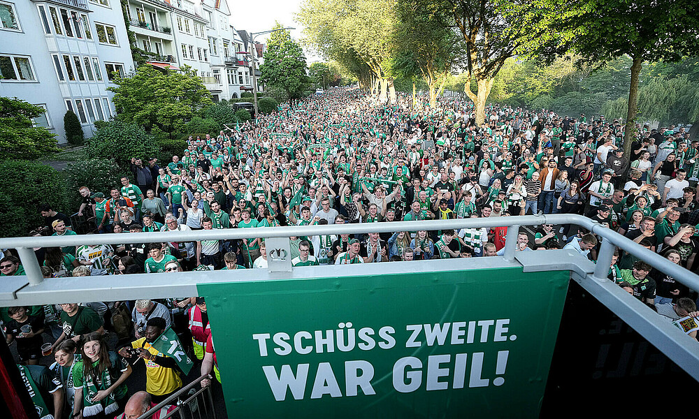 null Blick über das Heck des Partytrucks des SVW auf die Menschenmassen am Osterdeich.