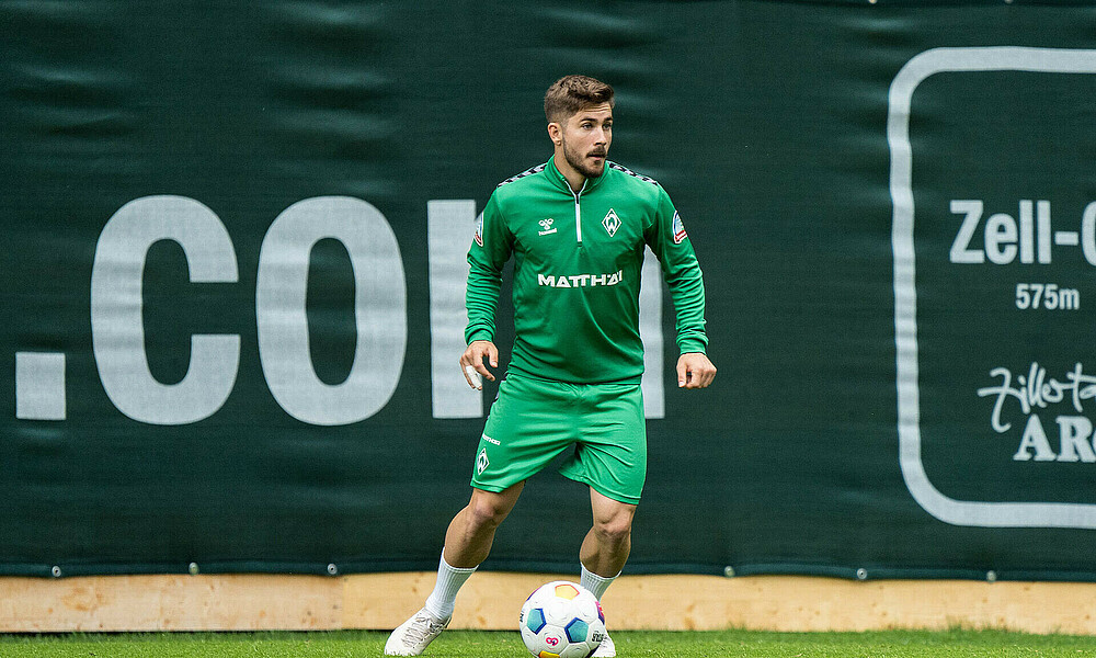 Romano Schmid im Training mit einem Ball am Fuß.
