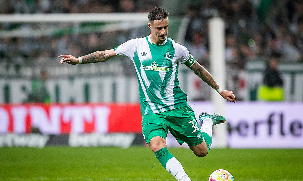 Marco Friedl schlägt einen langen Ball. 