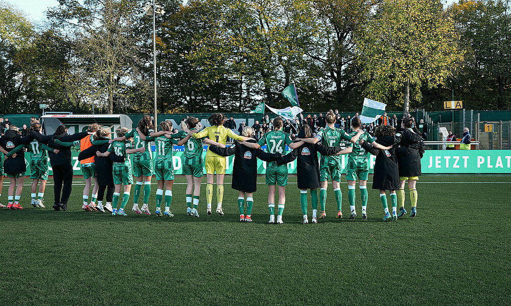 Werder-Spielerinnen feiern vor der Tribüne