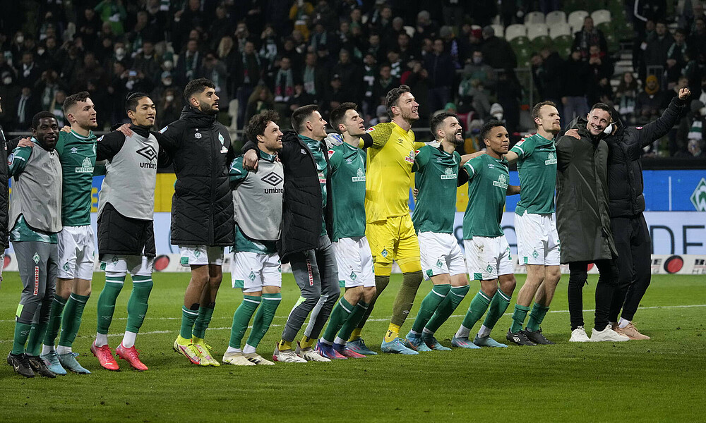 null Die Spieler stehen in einer Reihe und springen.