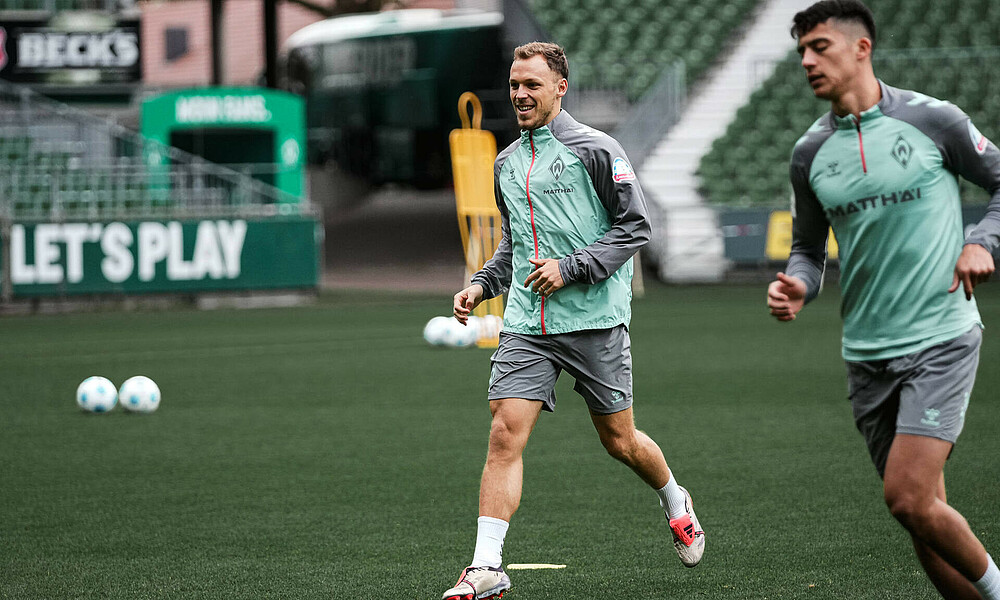 Senne Lynen auf dem Platz im Weserstadion. 