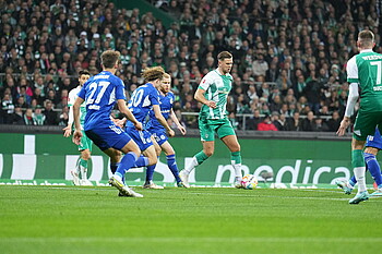 null Niclas Füllkrug ist vor mehreren Schalkern am Ball.