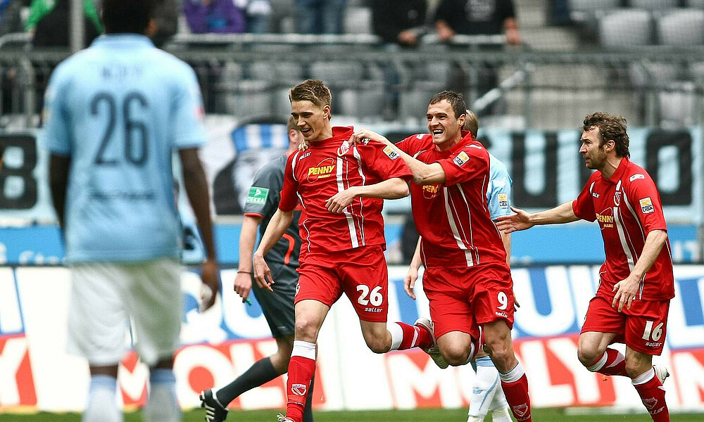 Nils Petersen bejubelt einen Treffer für Energie Cottbus gegen 1860 München.