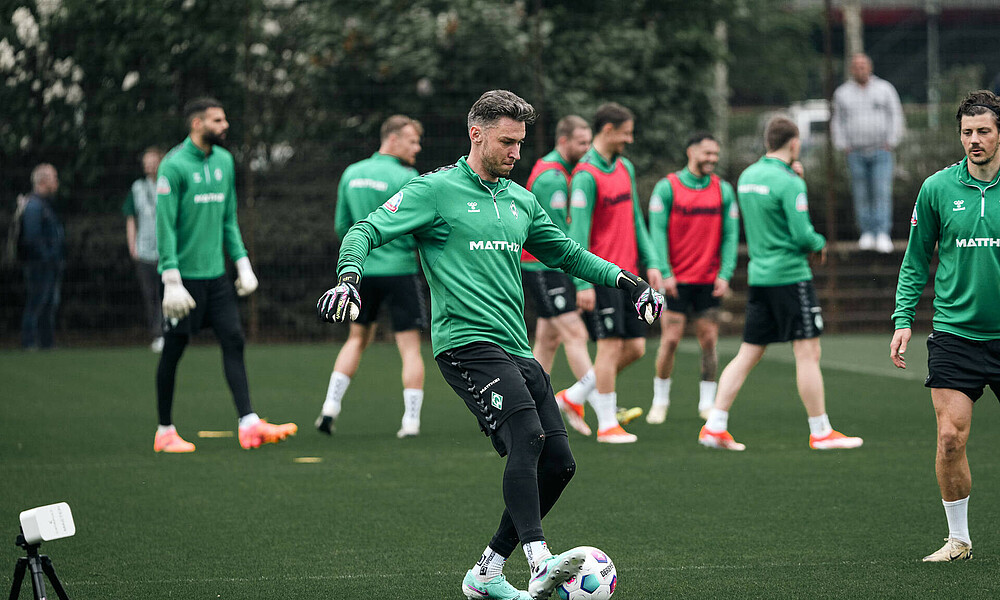 Jiri Pavlenka tritt auf dem Trainingsplatz gegen den Ball.
