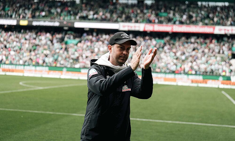 null Cheftrainer Ole Werner klatscht in die Hände.