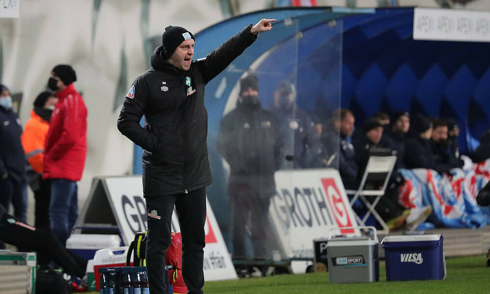 null Ole Werner schreit und zeigt mit dem Finger nach vorn.