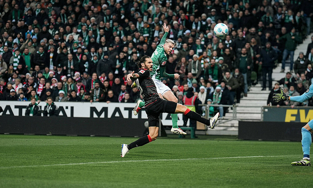 Marvin Ducksch im Duell mit Union Berlins Christopher Trimmel im Weserstadion