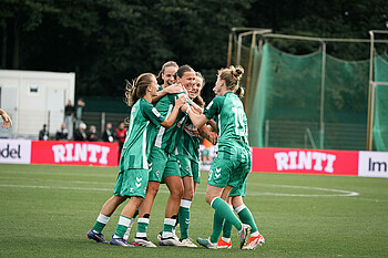 null Die Frauen bejubeln ein Tor gegen Potsdam.