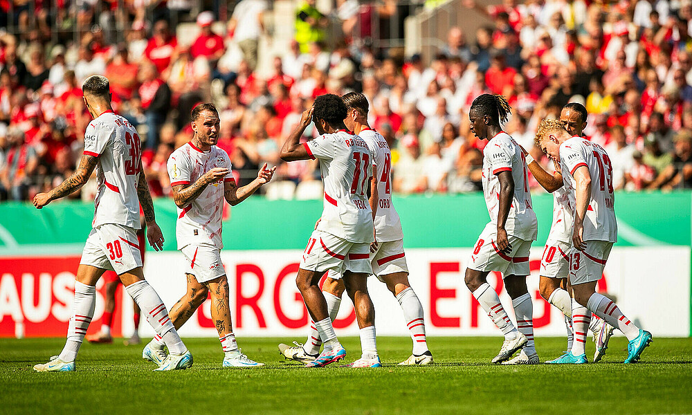 null Die Leipziger Spieler laufen in eine Richtung, David Raum kommt ihnen entgegen.