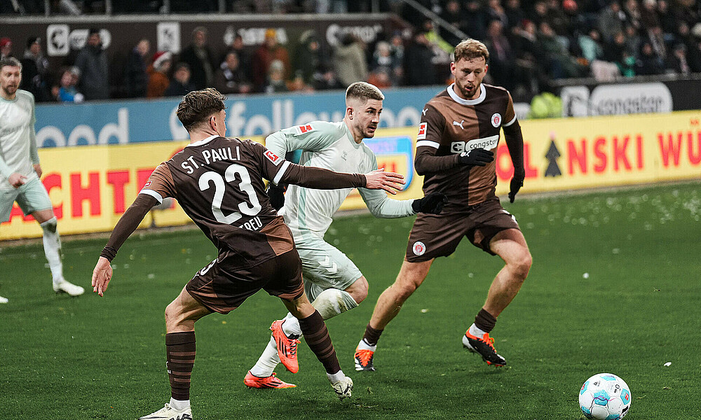 Romano Schmid im Duell mit Philipp Treu. 