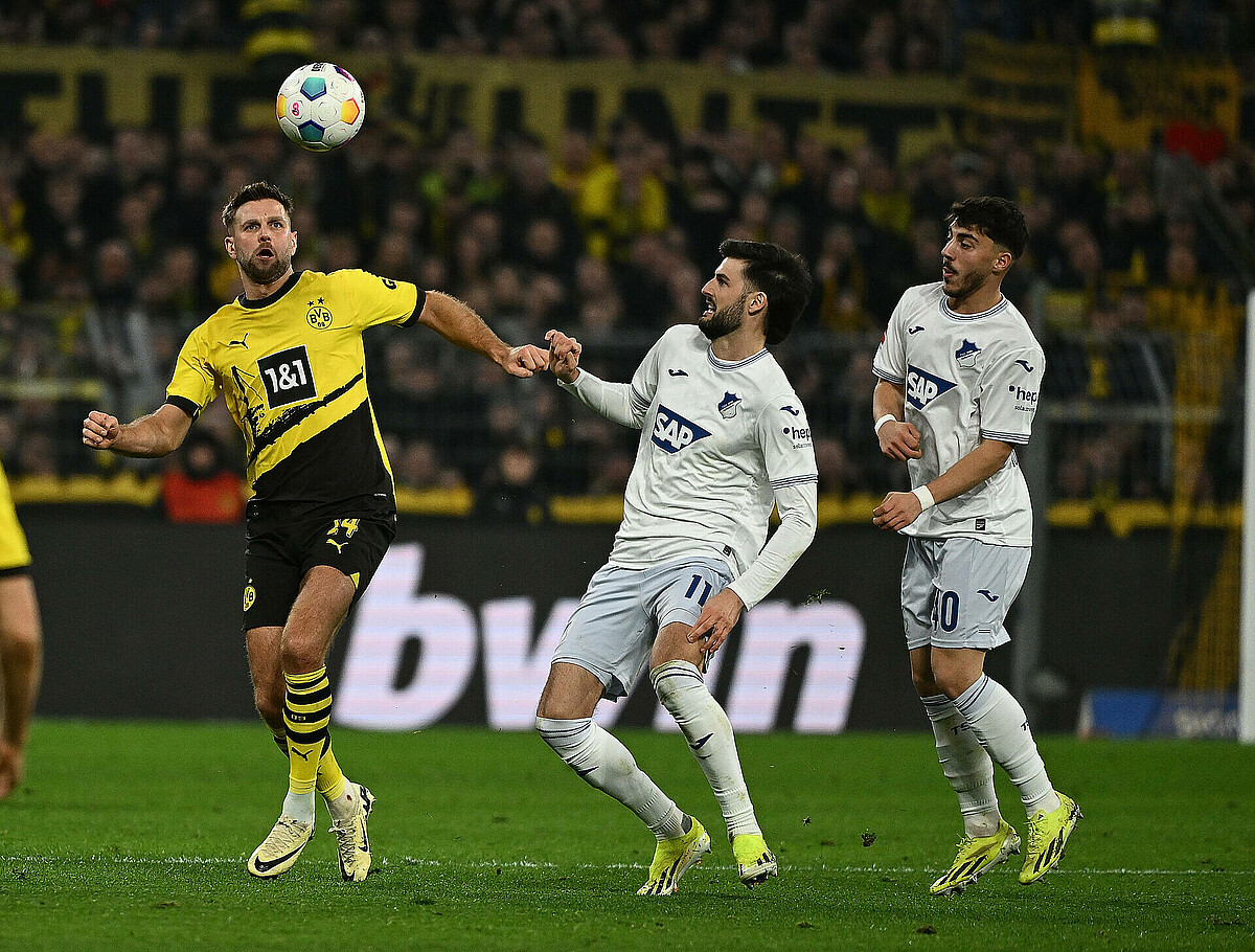 null Florian Grillitsch im Duell mit Niclas Füllkrug um den Ball.