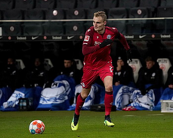 null Amos Pieper im Arminia-Trikot auf dem Platz.