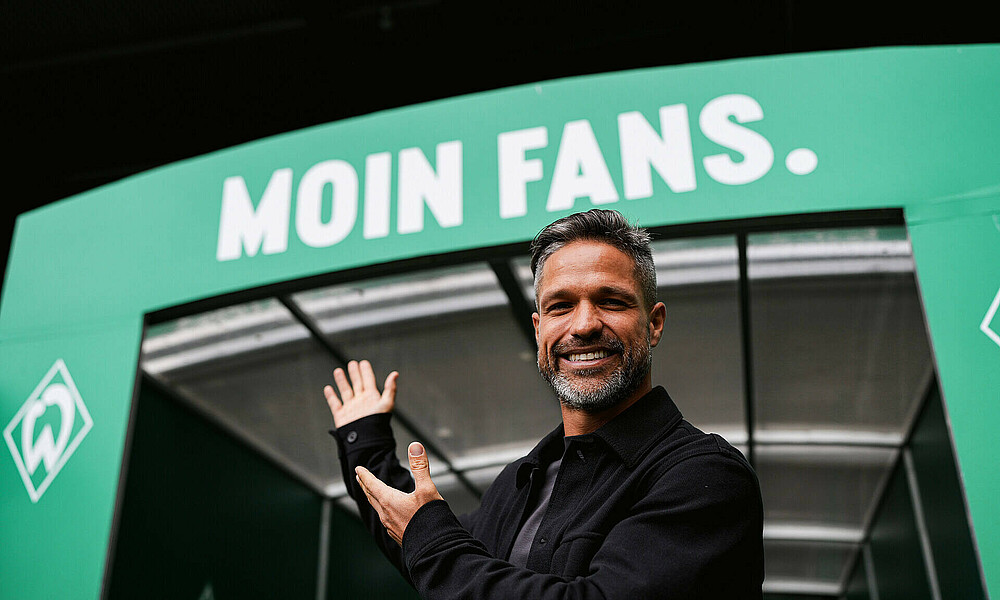 null Diego zeigt auf den Moin Fans Schriftzug vom Spielertunnel