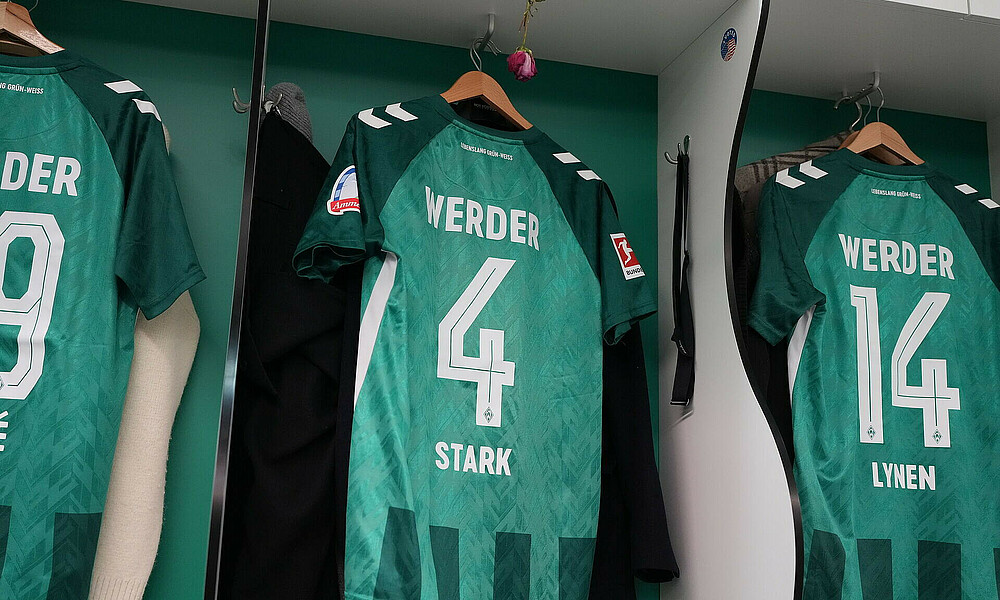 Trikots in der Werder-Kabine mit Stark in der Mitte