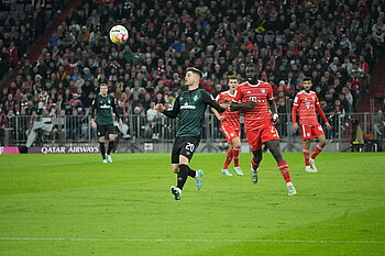 null Romano Schmid nimmt vor Upamecano den Ball an.