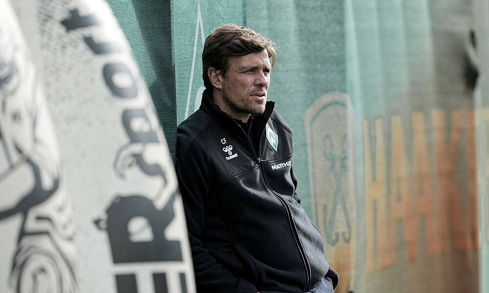Clemens Fritz beobachtet das Werder-Training. 