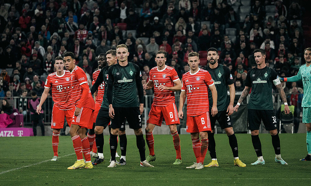 null Ein Bild aus dem Hinspiel gegen die Bayern, auf dem die Spieler einen Eckball erwarten.