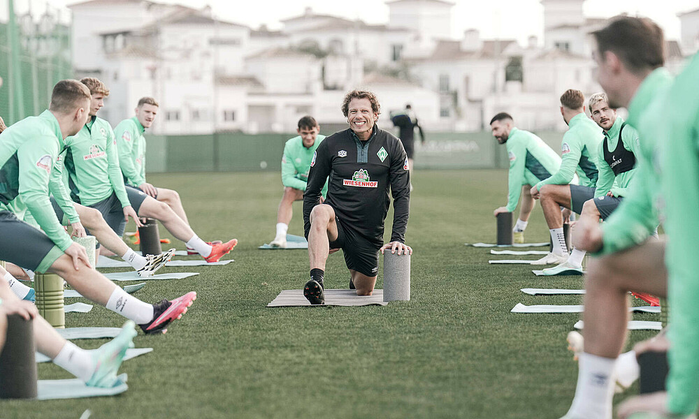 Athletiktrainer Günther Stoxreiter bei einer Übung im Trainingslager.