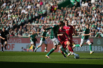 Ducksch im Zweikampf vor dem Torschuss. 