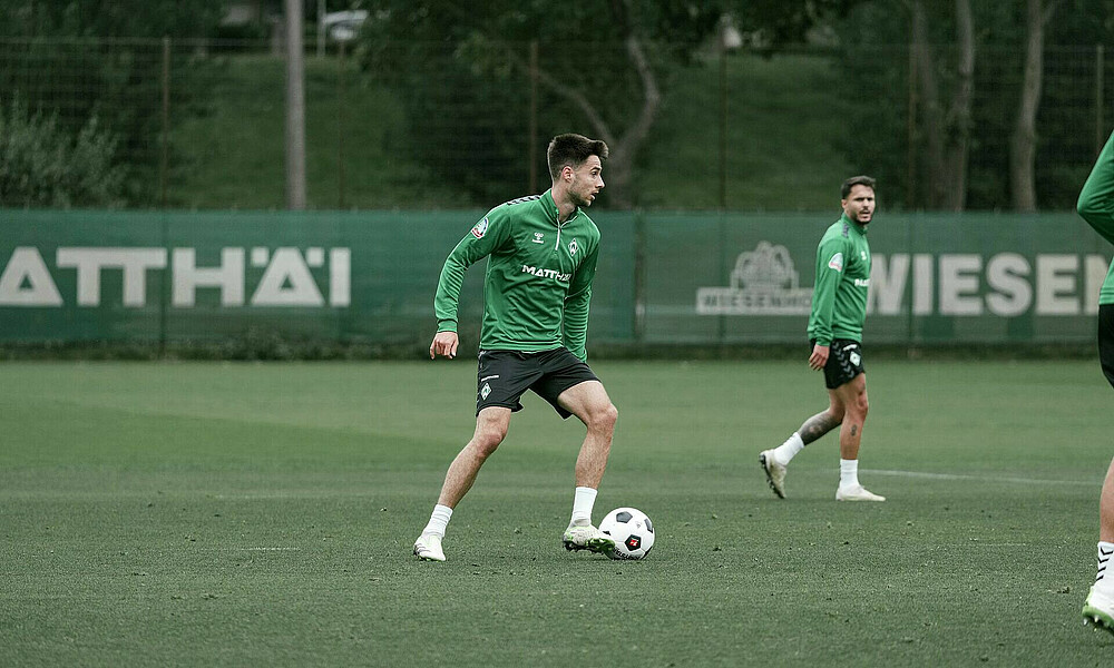 Ilia Gruev im Training auf dem Platz des SV Werder Bremen.