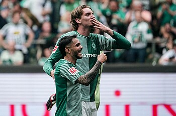 null Leonardo Bittencourt steht Arm in Arm mit Nick Woltemade.