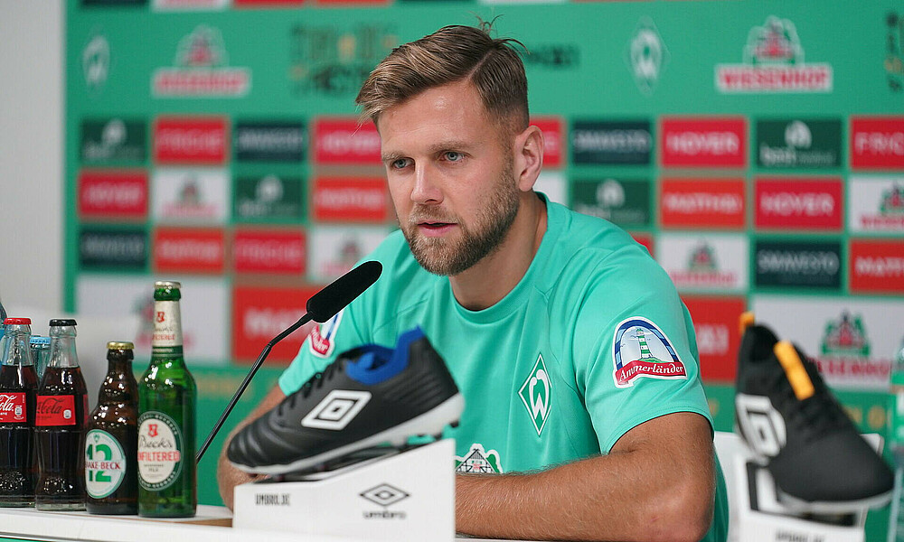 null Niclas Füllkrug sitzt am Mikrofon während der Mixed Zone.