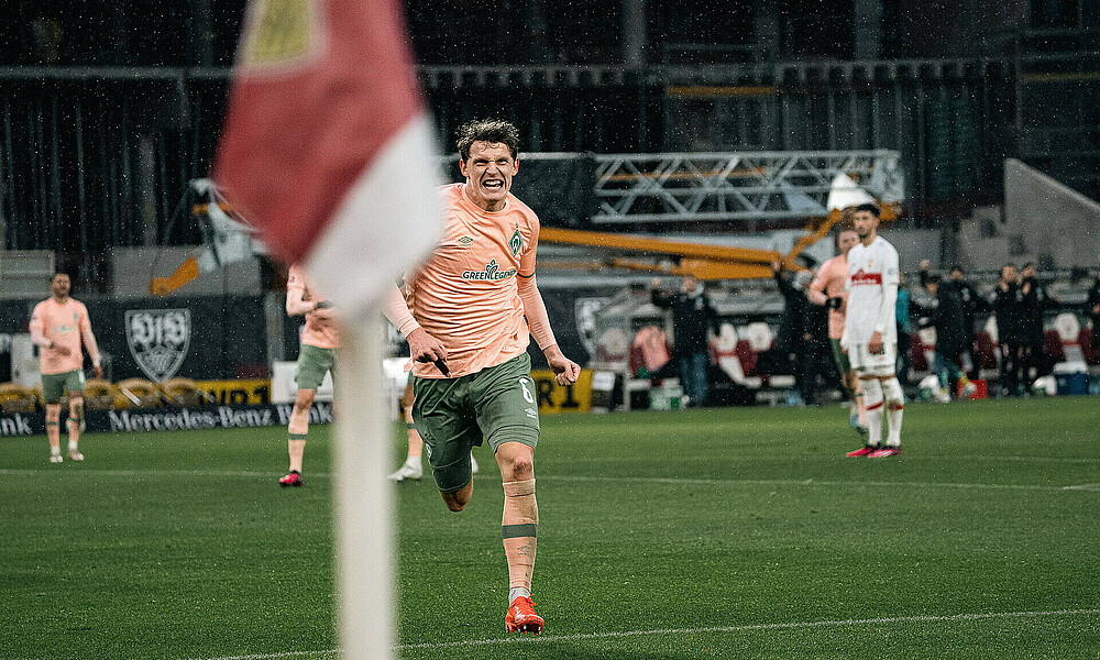 Jens Stage rennt nach seinem Tor zur Eckfahne. 