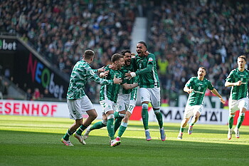 Die Mannschaft jubelt nach dem Tor. 