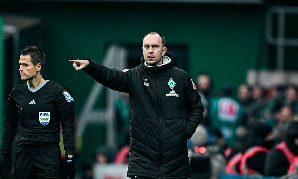 Ole Werner gestikuliert am Seitenrand. 