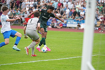 Musah alleine vor dem Tor. 