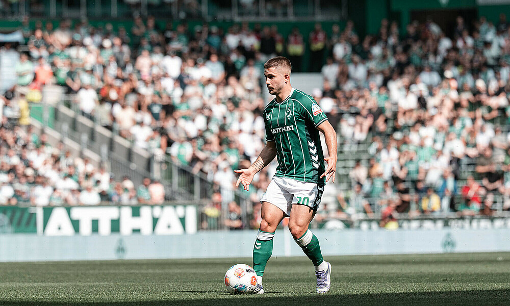 null Romano Schmid mit Ball am Fuß.