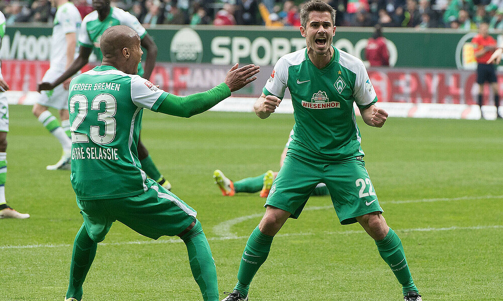 Fin Bartels jubelt gemeinsam mit Theodor Gebre-Selassie.