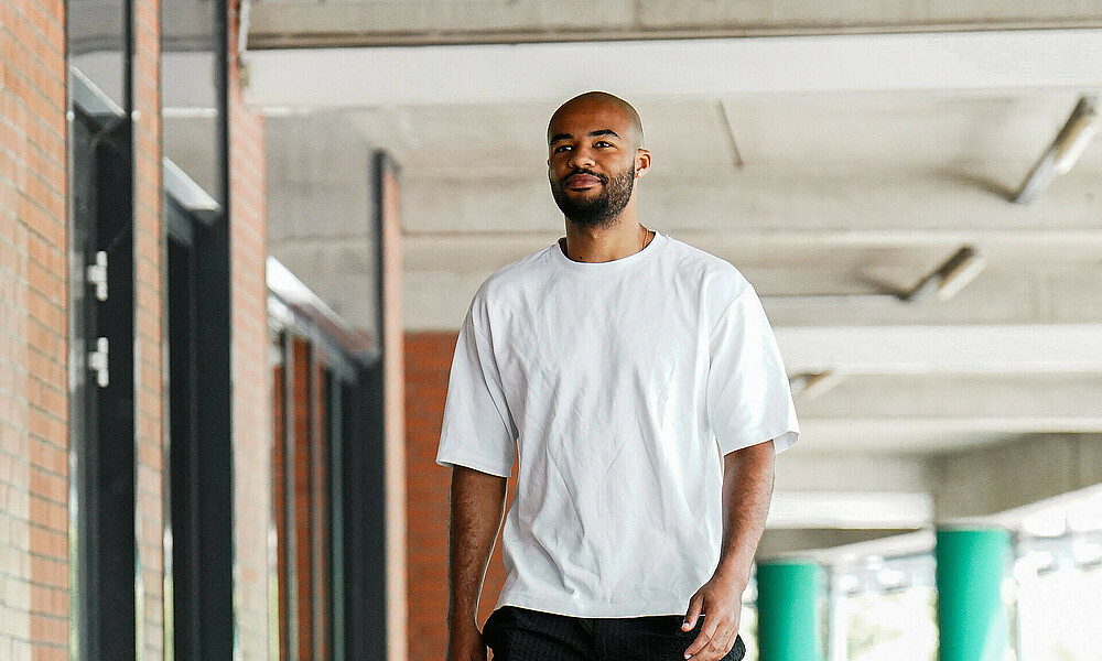 Jean-Manuel Mbom geht in ziviler Kleidung ins Stadion.