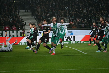 null Amos Pieper mit ausgebreiteten Armen.