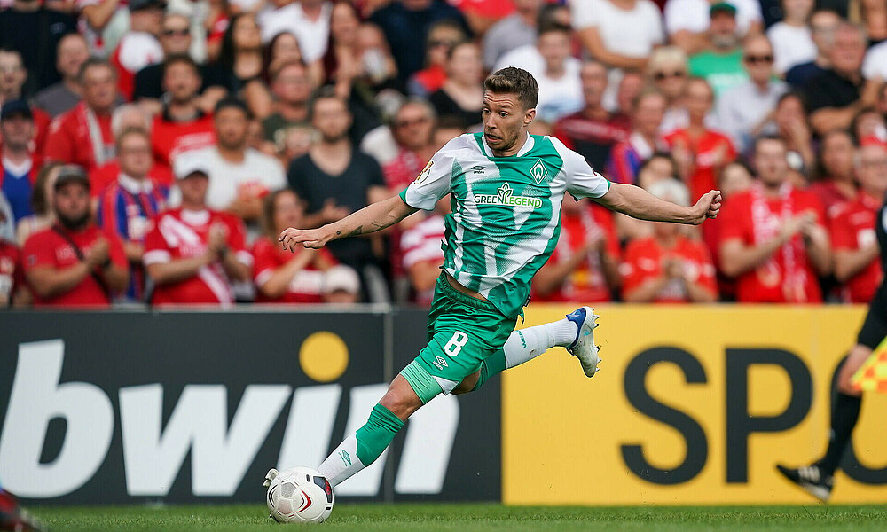 null Mitchell Weiser beim Flanken