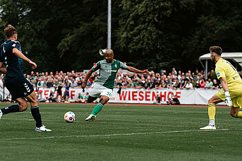 Manuel Mbom im Schuss.