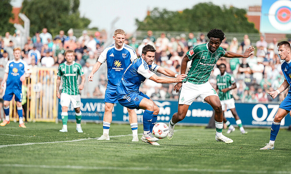 null Wesley Adeh mit dem Ball am Fuß.